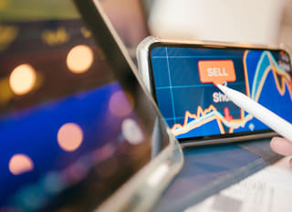 Opérateur sur plusieurs marchés passant en revue Bitcoin, Ethereum et les options de devises